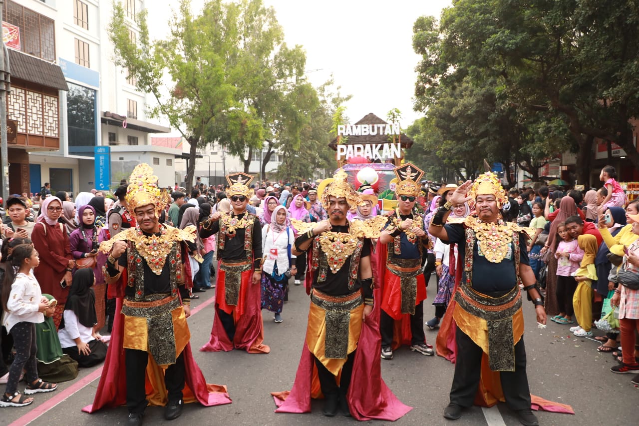 Mobil Hias Kabupaten Tangerang Ikuti Pawai HUT Dekarnas ke-44 di Surakarta