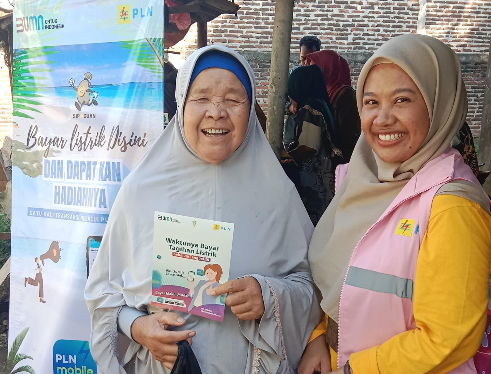 Srikandi PLN Banten yang memfasilitasi akses pembayaran listrik memperkenalkan program Yarling